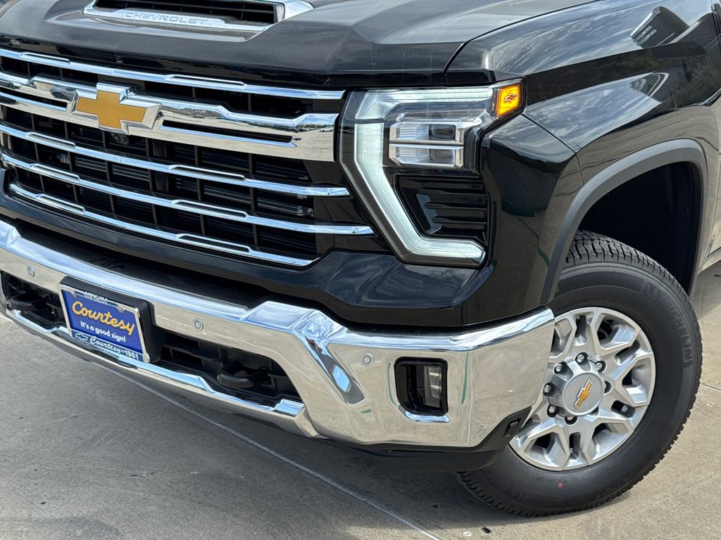 2025 Chevrolet Silverado 2500HD LTZ photo 3