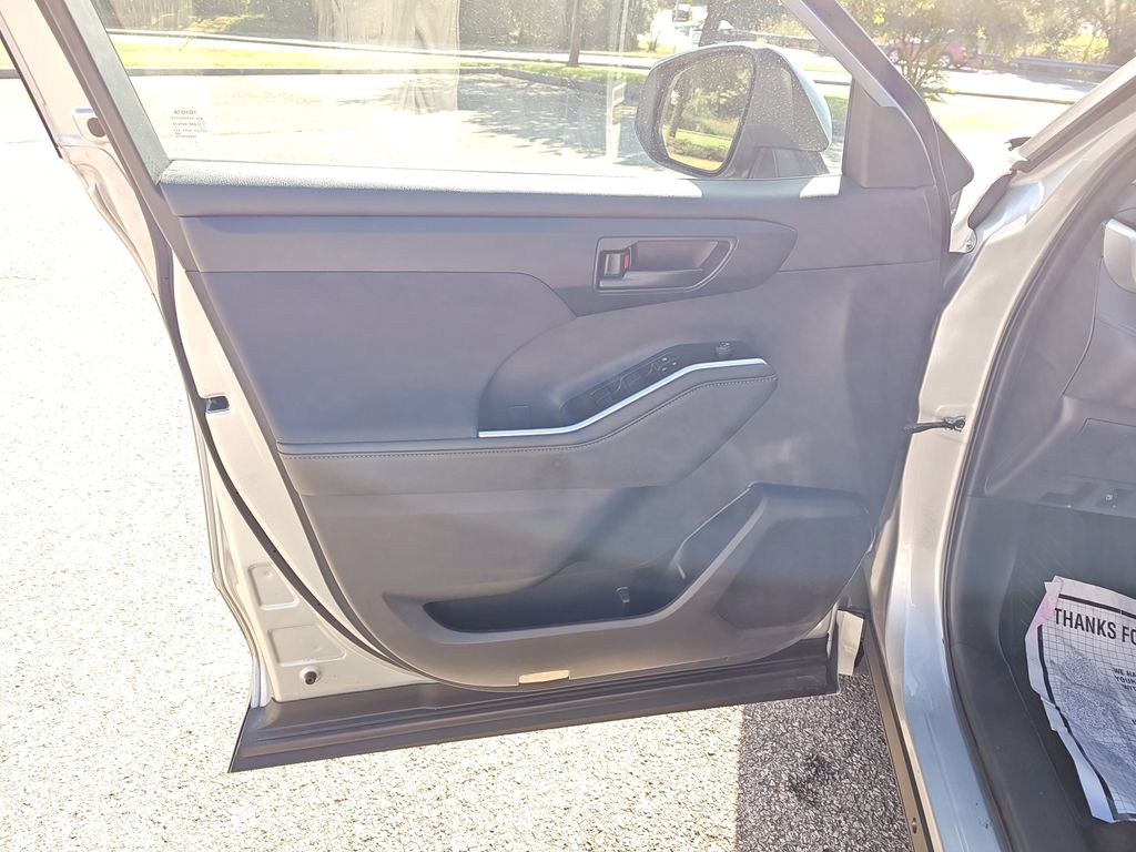 2023 Toyota Highlander LE photo 13