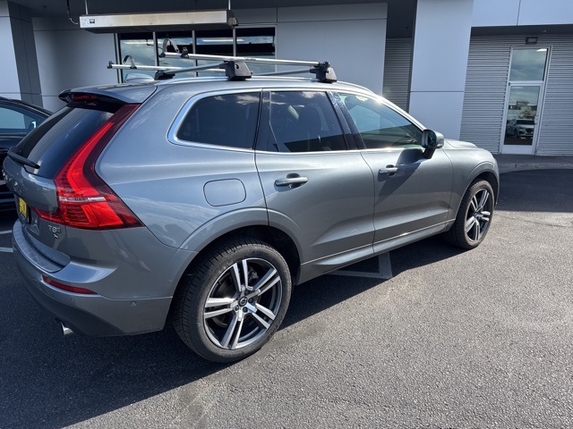 2019 Volvo XC60 Hybrid T8 Momentum photo 3
