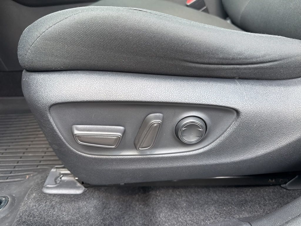 2021 Toyota RAV4 XLE photo 19