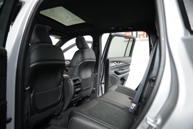 2025 Jeep Grand Cherokee Altitude photo 23