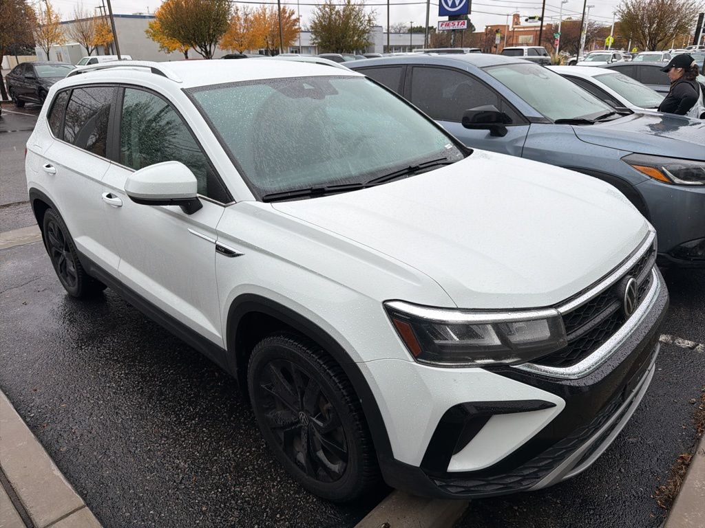 2022 Volkswagen Taos SE photo 2