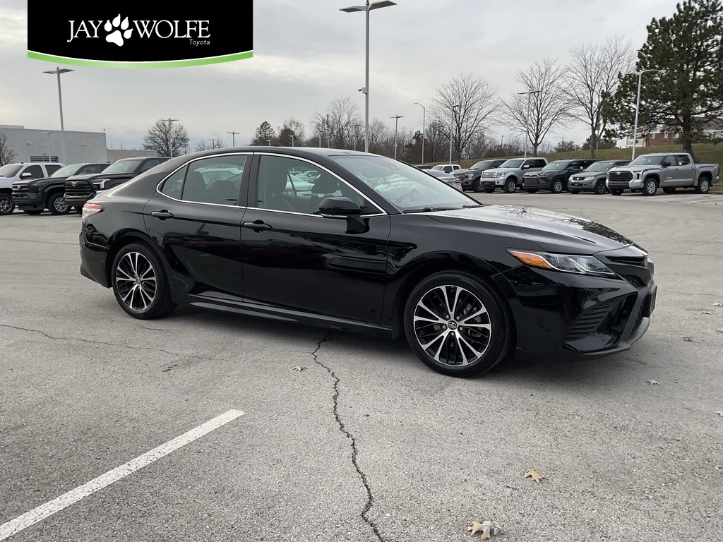 2019 Toyota Camry SE's photo