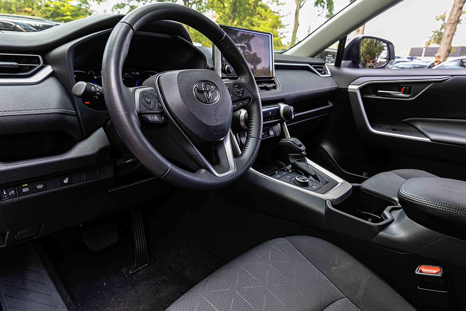 2023 Toyota RAV4 Hybrid XLE photo 5