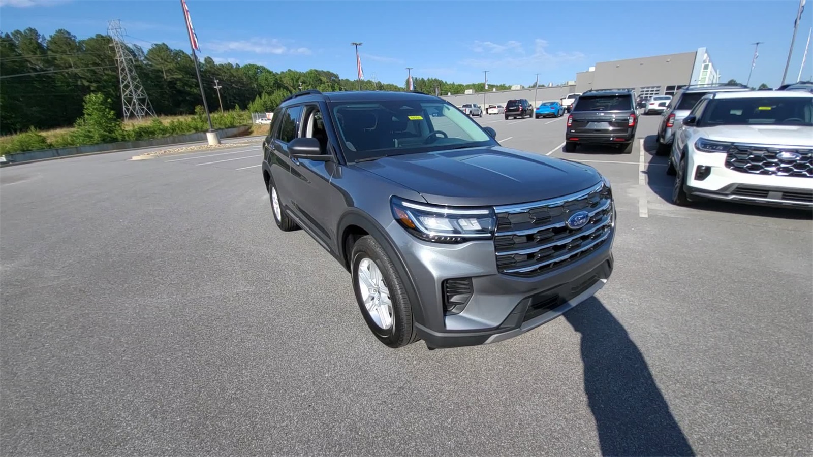 2025 Ford Explorer photo 4