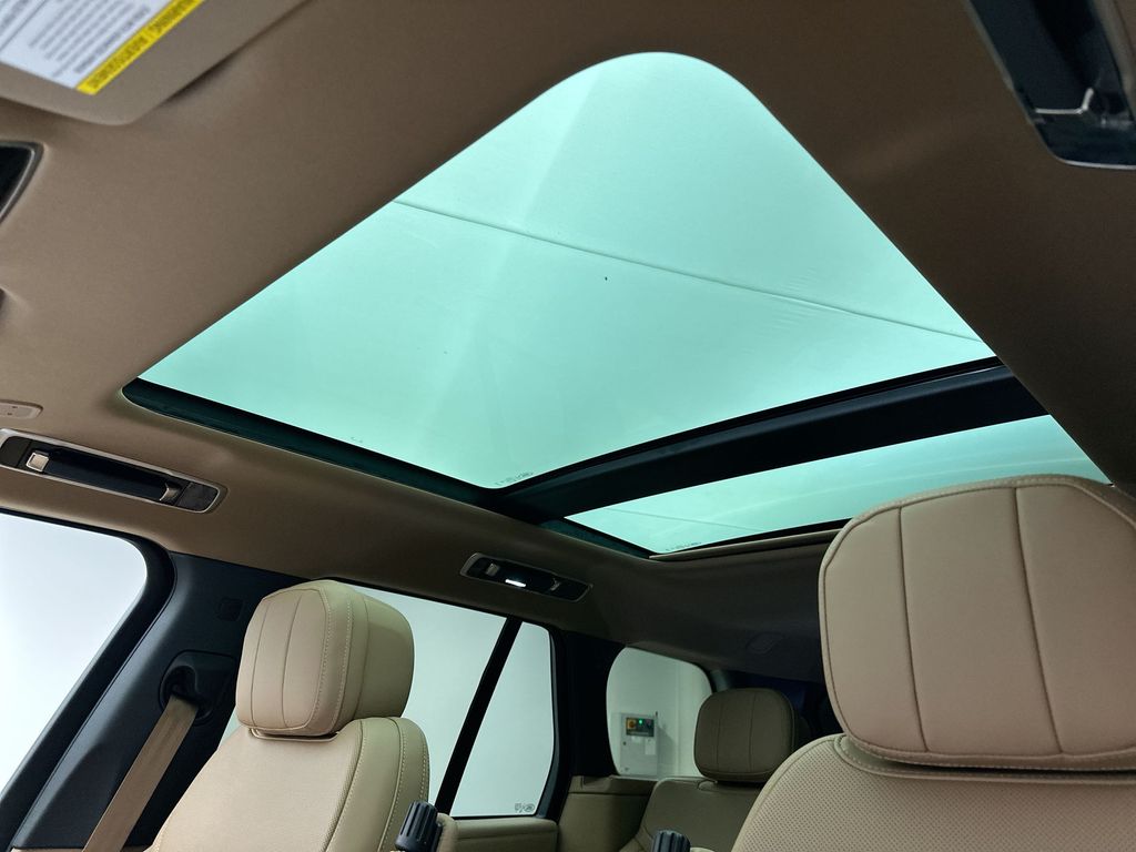 2025 Land Rover Range Rover SE photo 9