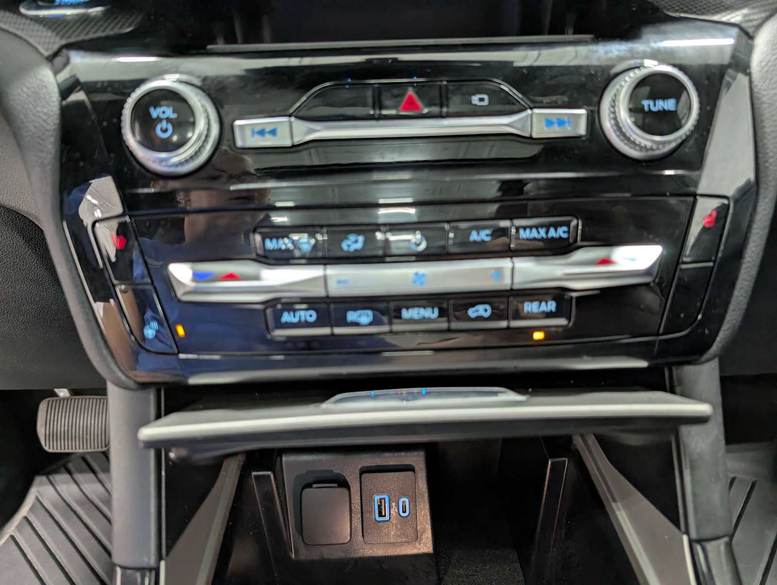 2022 Ford Explorer ST-Line photo 29