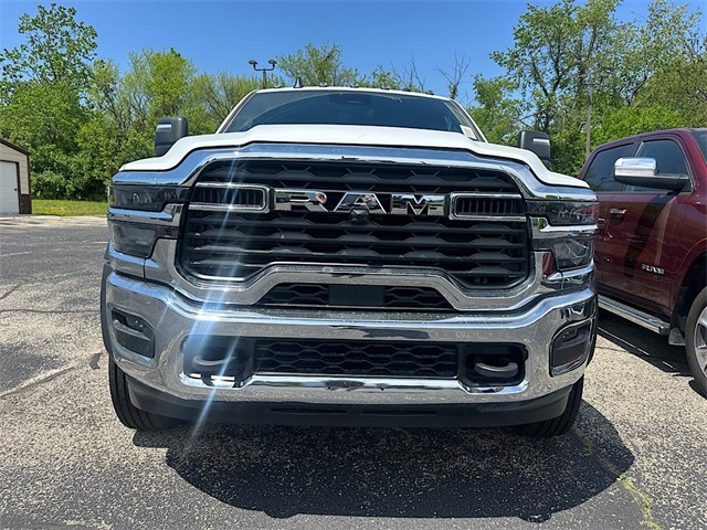 2025 Ram 5500 Tradesman photo 2