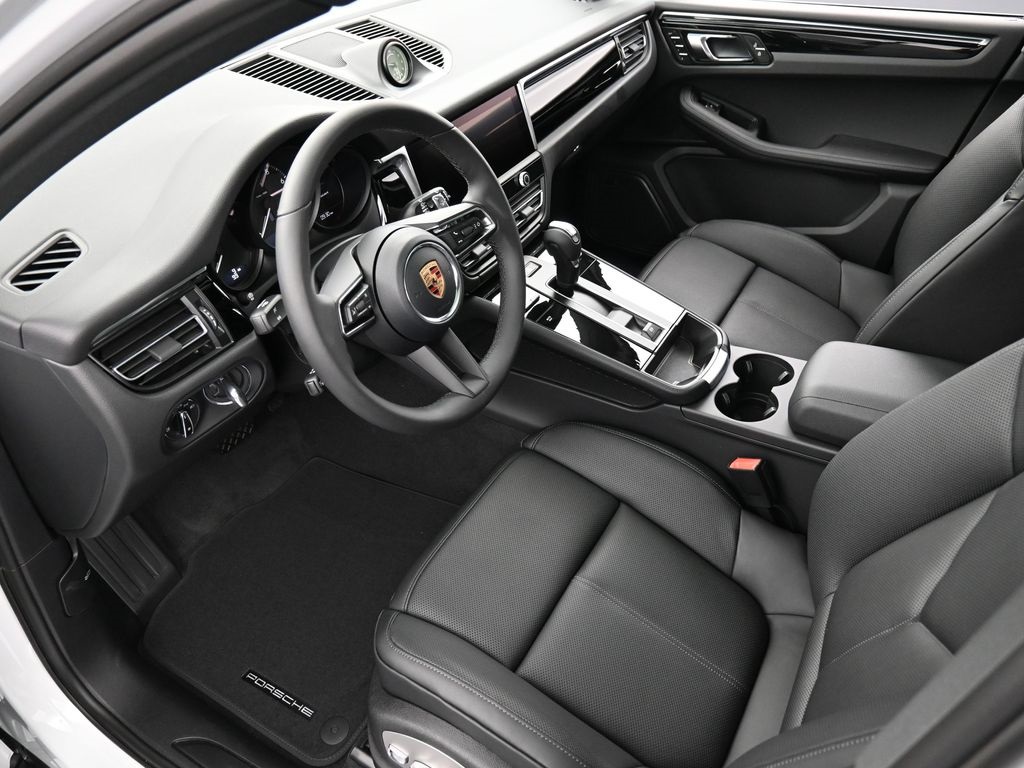 2026 Porsche Macan T photo 4