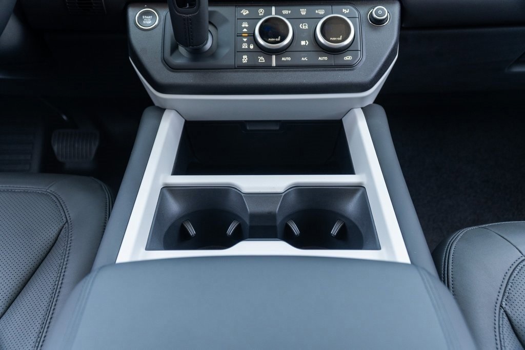2025 Land Rover Defender 110 X-Dynamic SE photo 18
