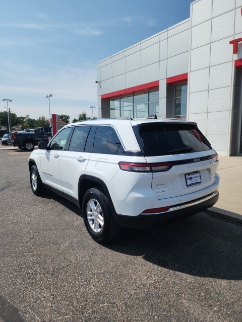 2023 Jeep Grand Cherokee Laredo photo 3