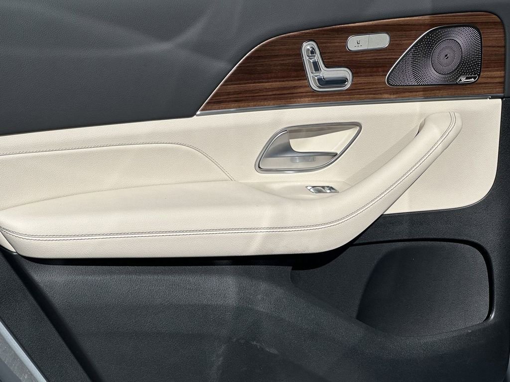 2025 Mercedes Benz GLS 450 4MATIC photo 25