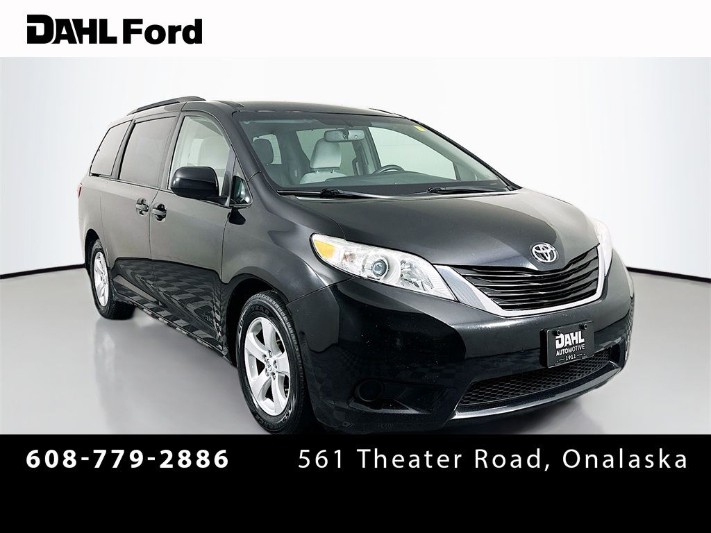 2015 Toyota Sienna LE's photo