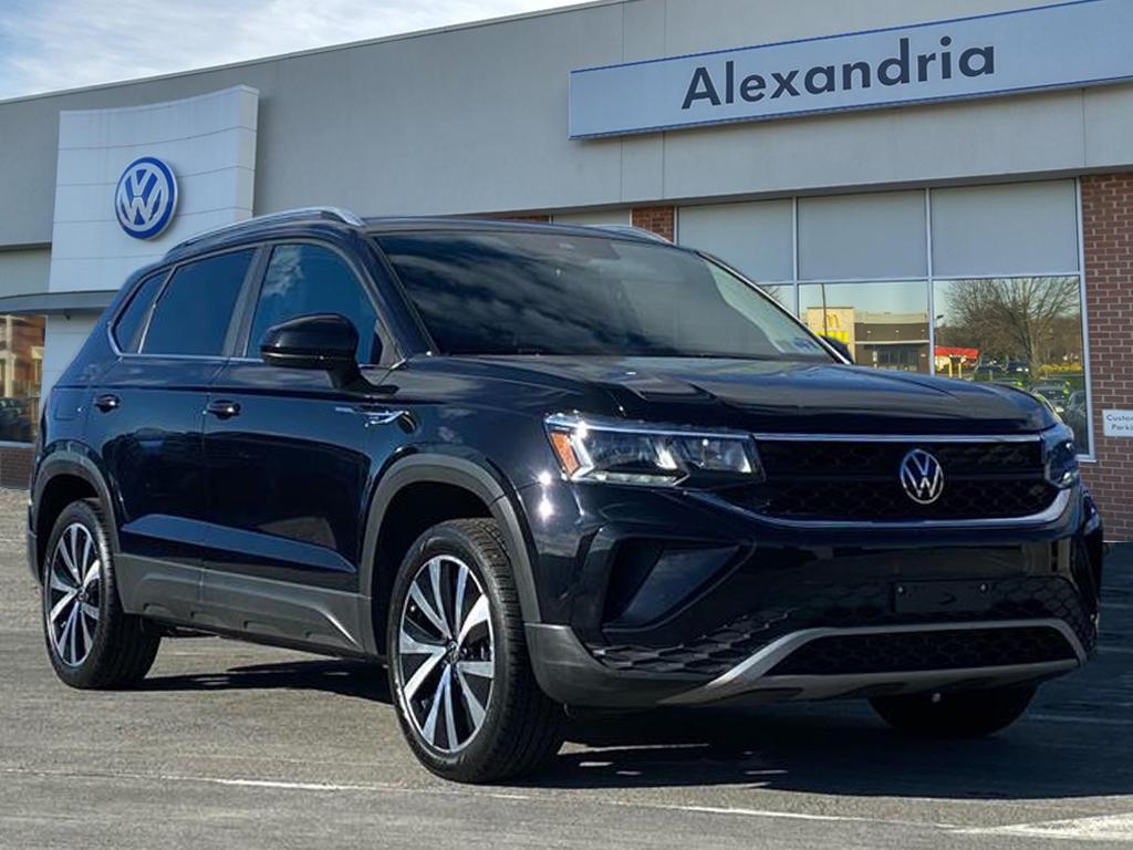 2024 Volkswagen Taos SE's photo