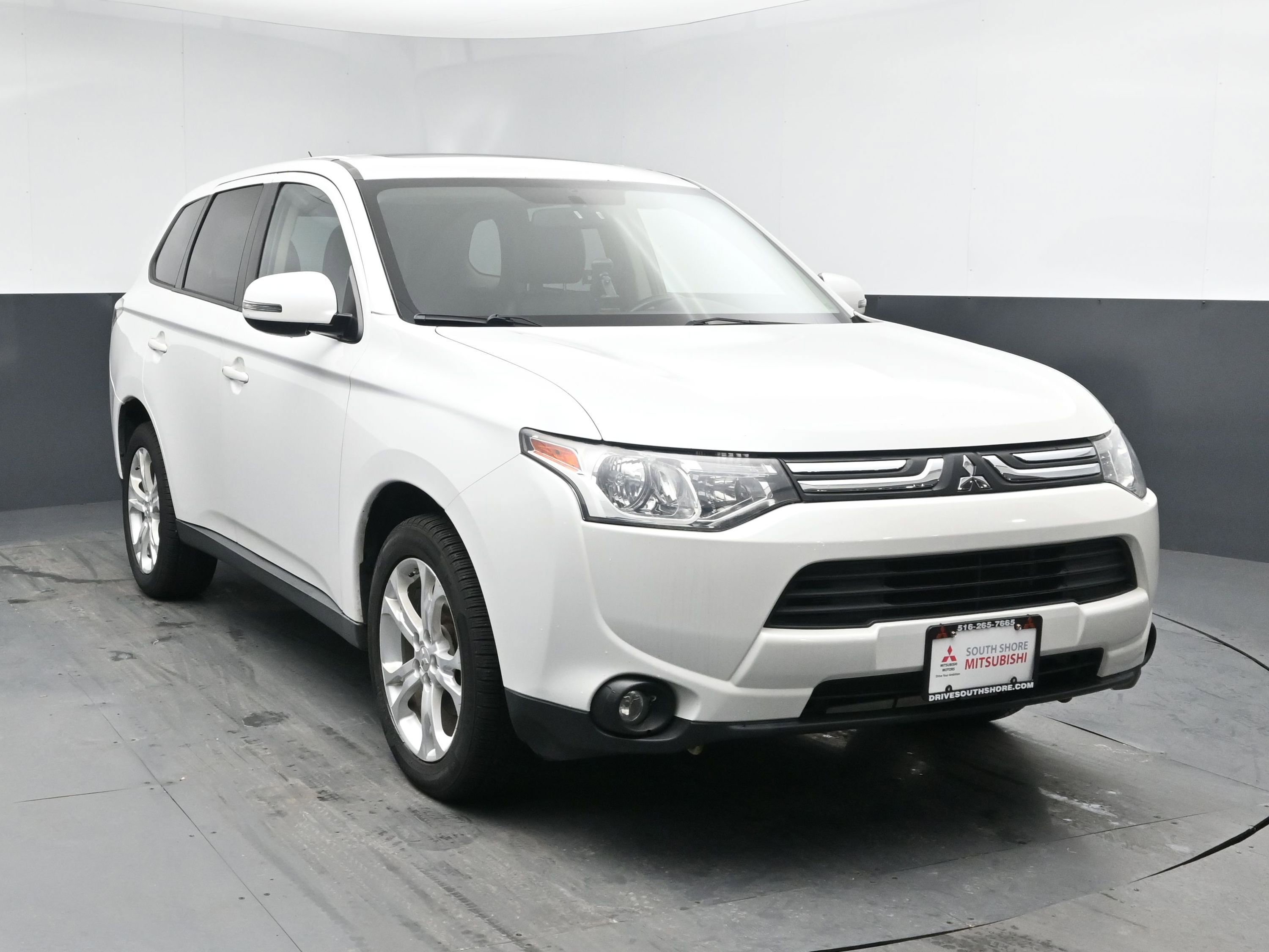 Used 2014 Mitsubishi Outlander SE with VIN JA4AZ3A32EZ000549 for sale in Freeport, NY