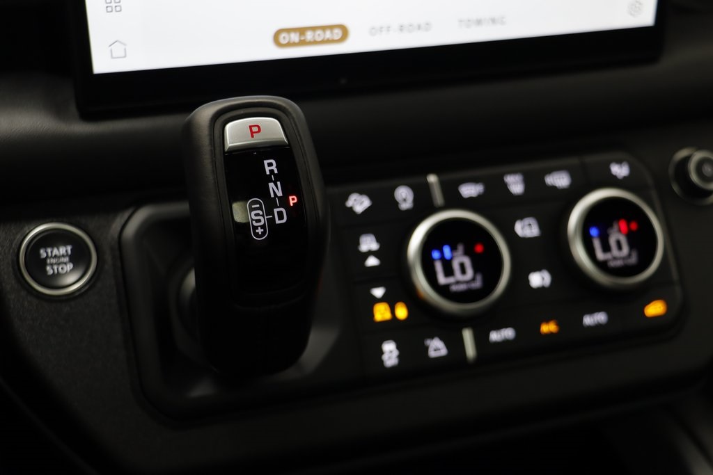2025 Land Rover Defender 130 X-Dynamic SE photo 13