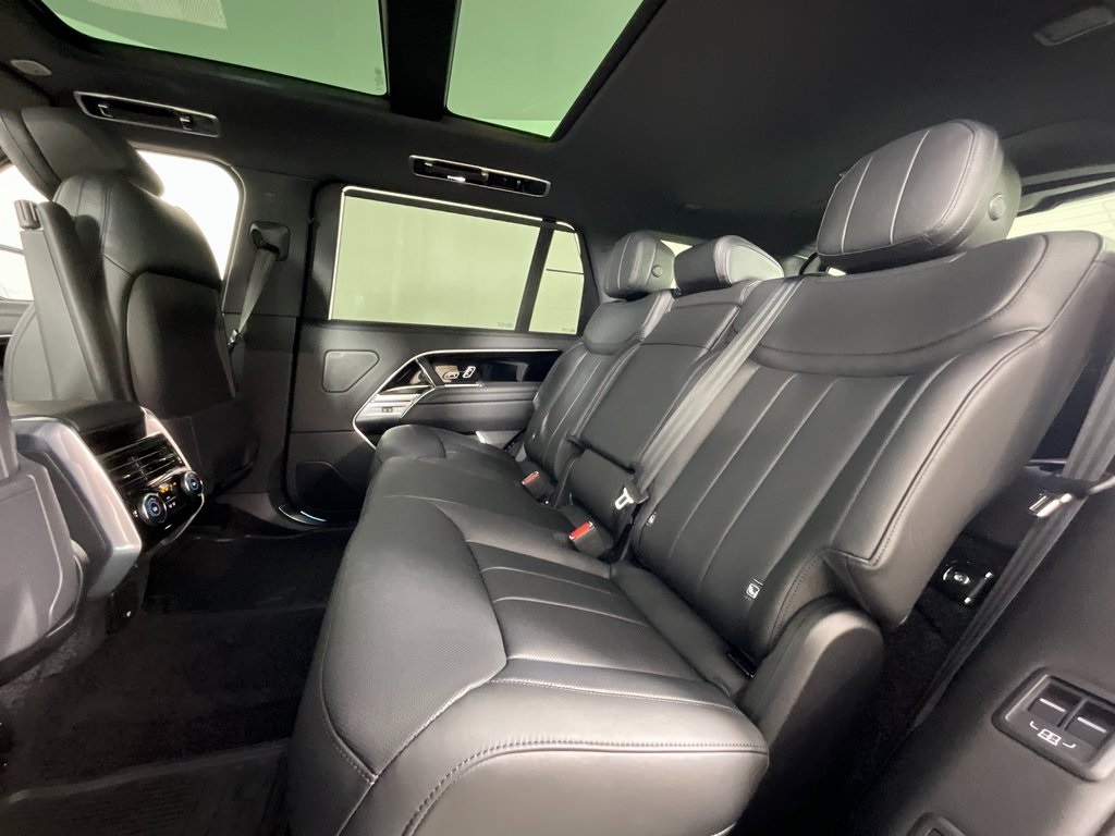 2025 Land Rover Range Rover SE photo 4