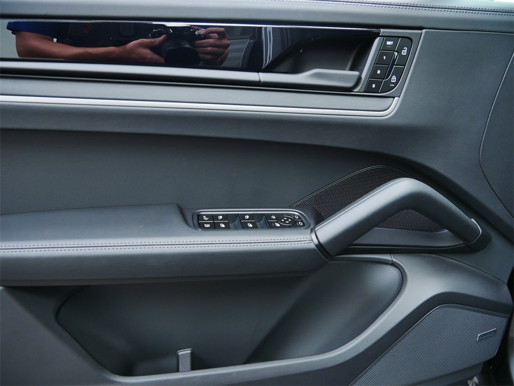 2025 Porsche Cayenne S E-Hybrid Coupe photo 10