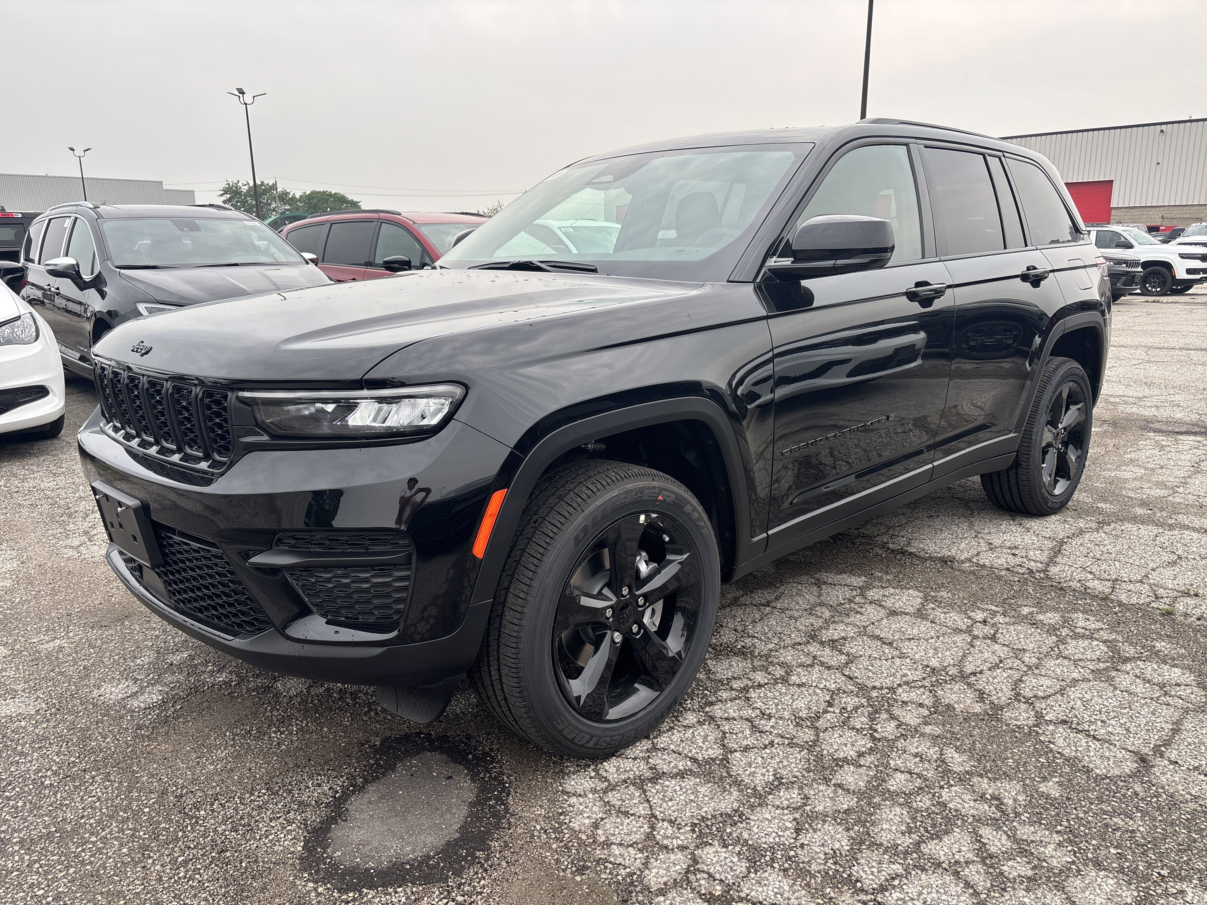 New 2025 Diamond Black Crystal Pearl Jeep Altitude image 1