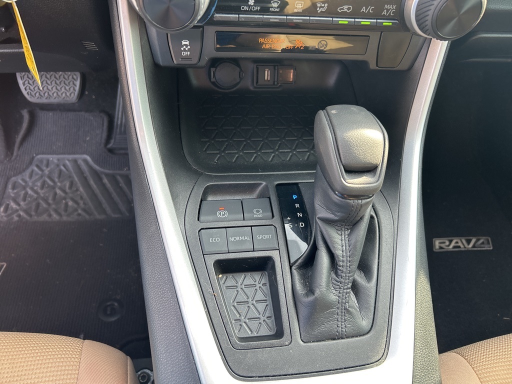 2021 Toyota RAV4 LE photo 14