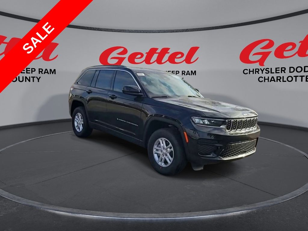 2025 Jeep Grand Cherokee Laredo Altitude photo 3