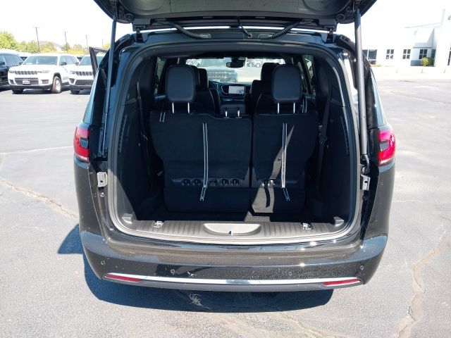 2026 Chrysler Pacifica photo 21