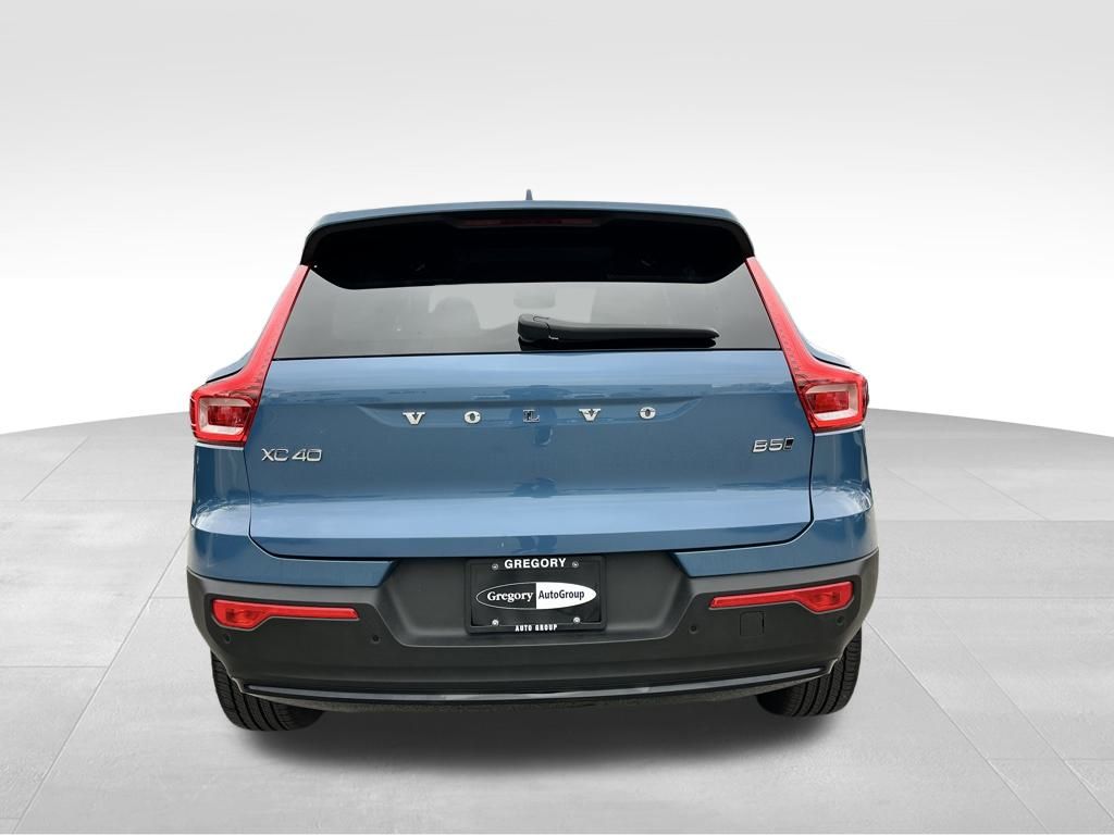 2025 Volvo XC40 Plus photo 4
