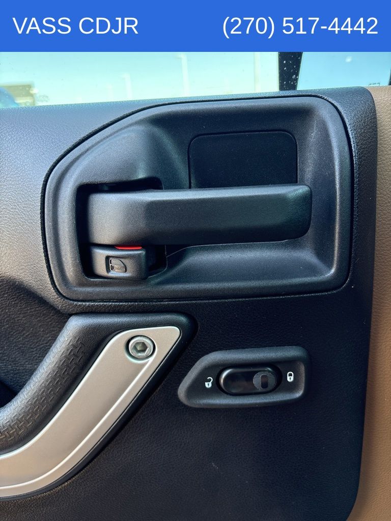 2014 Jeep Wrangler Unlimited Rubicon photo 15