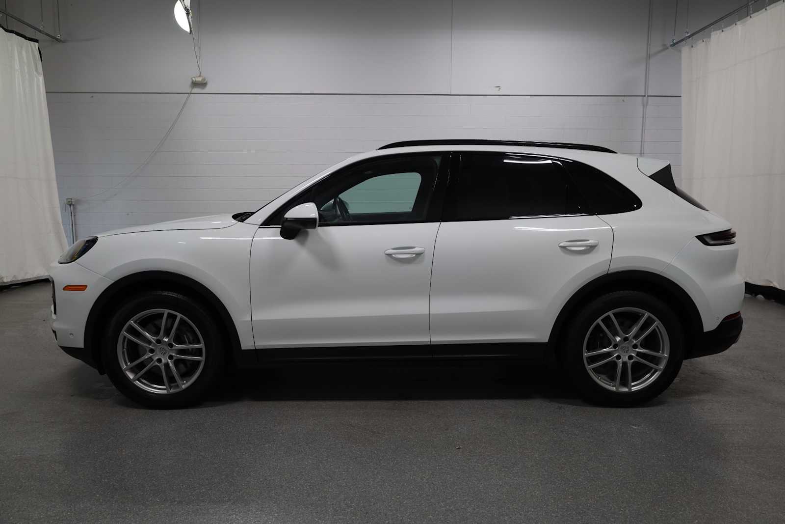 2024 Porsche Cayenne photo 2