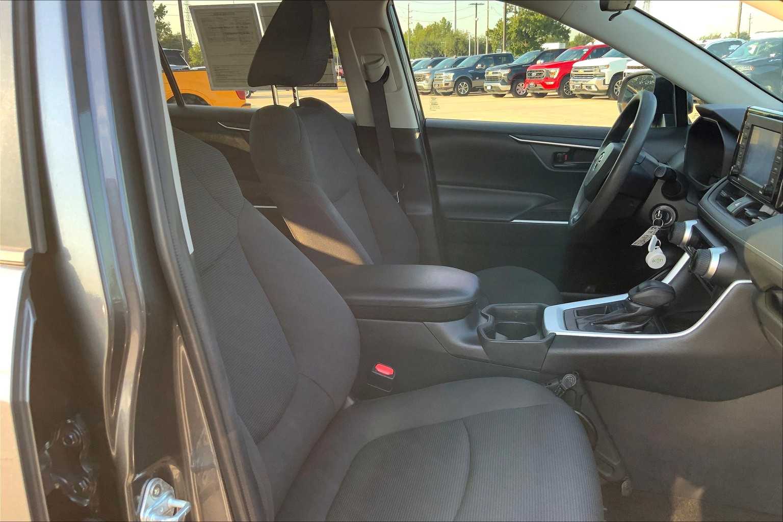 2021 Toyota RAV4 LE photo 8