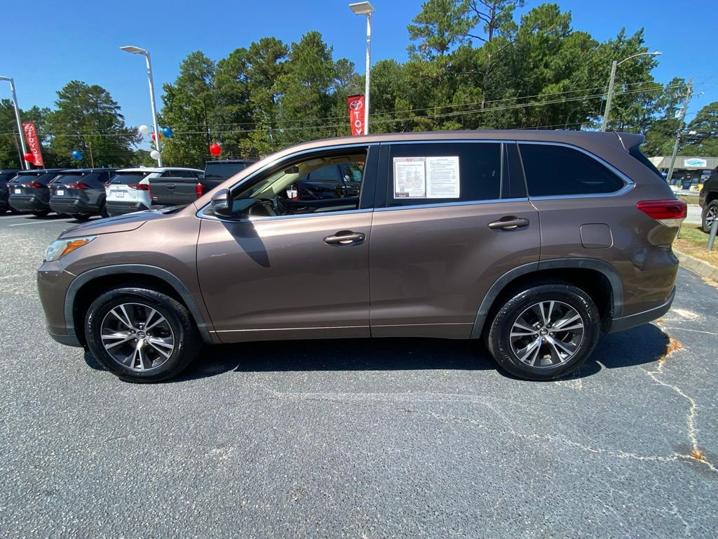 2017 Toyota Highlander LE Plus photo 3