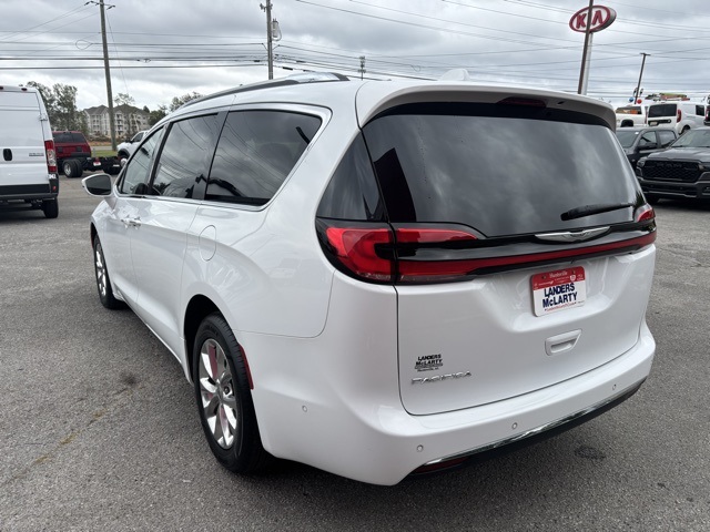 2021 Chrysler Pacifica Touring L photo 3