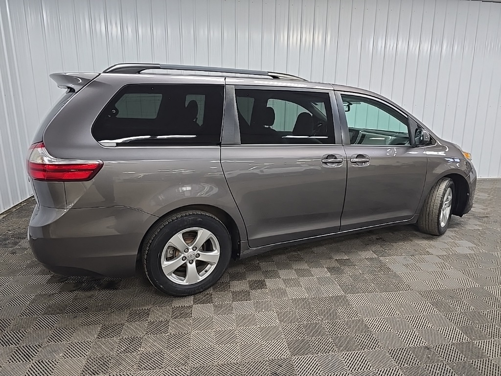2017 Toyota Sienna L photo 3