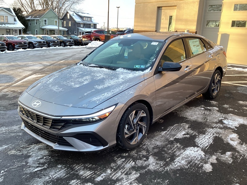 2025 Hyundai Elantra SEL Sport photo 3