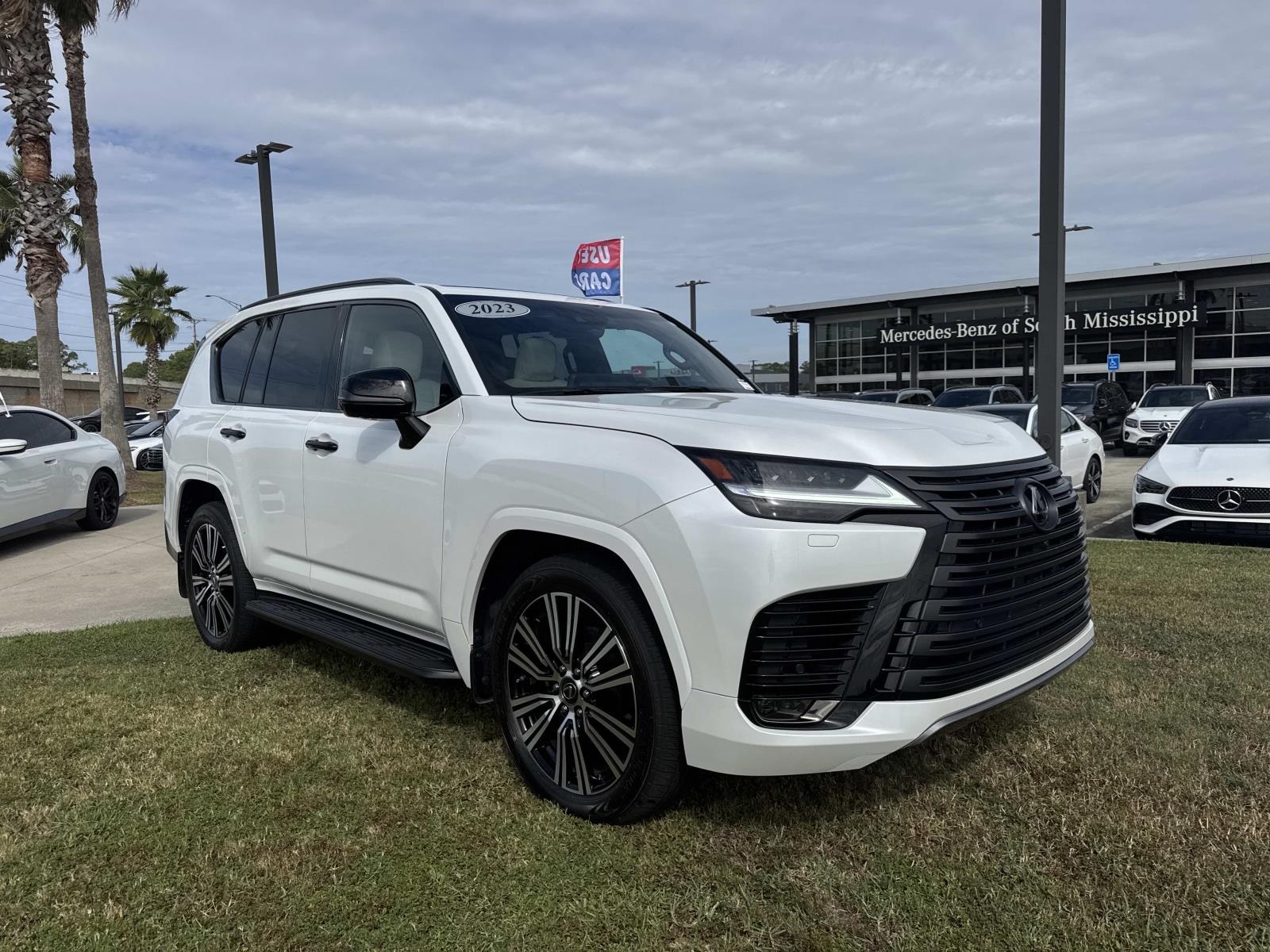 2023 Lexus LX 600 Luxury photo 3