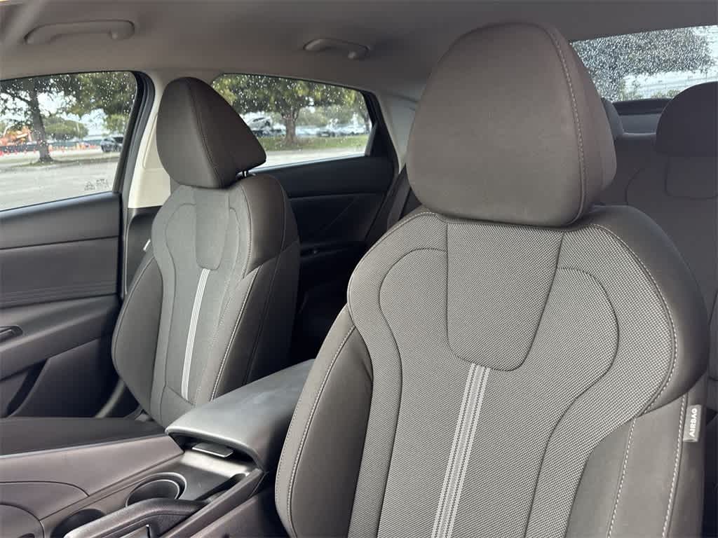 2025 Hyundai Elantra SE photo 13