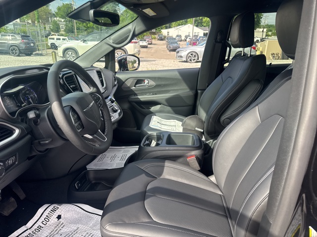 2025 Chrysler Voyager LX photo 13