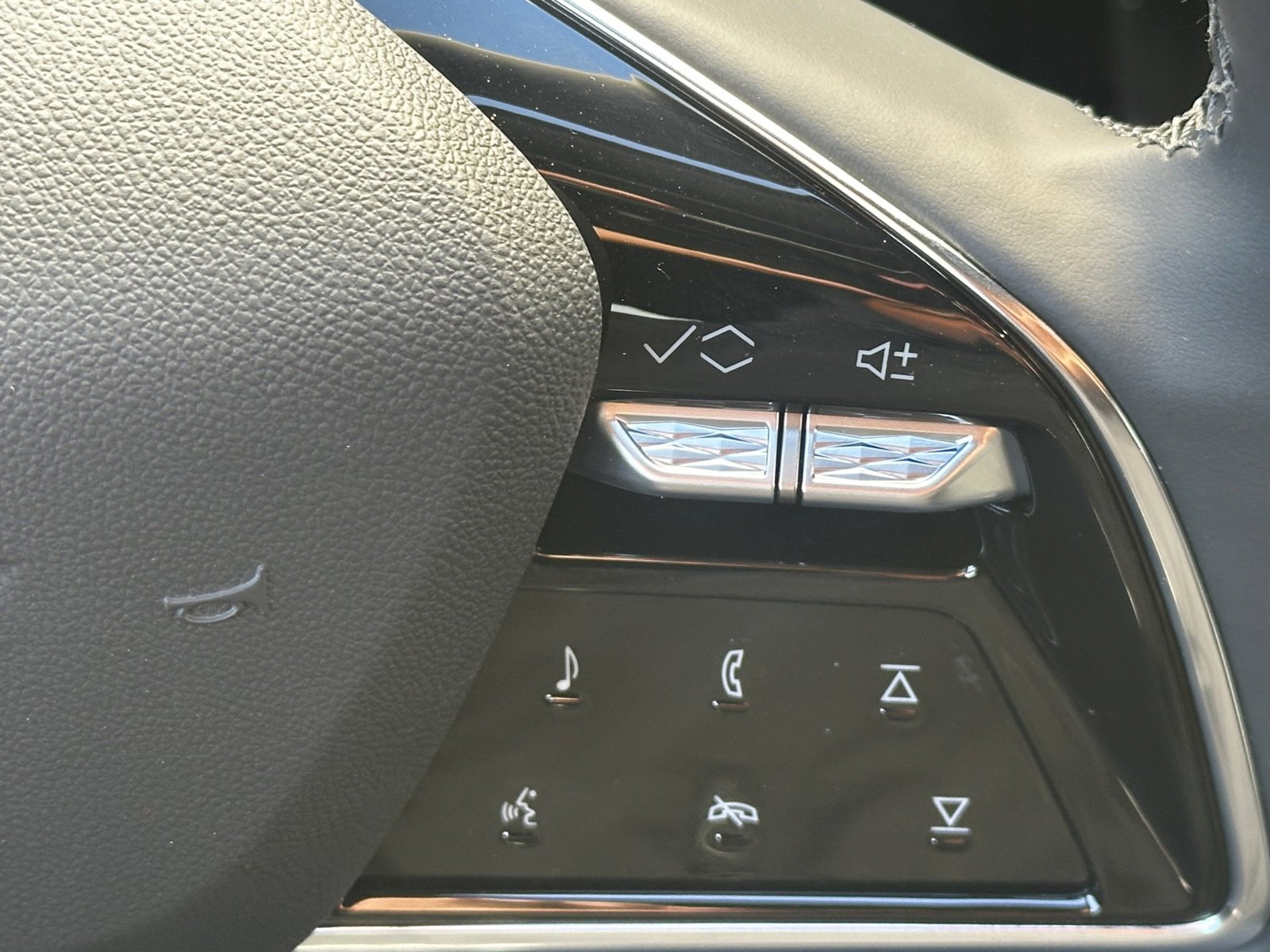 2025 Cadillac Lyriq Luxury photo 17