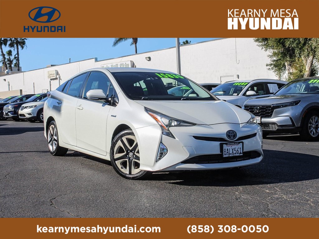 2017 Toyota Prius Three's photo