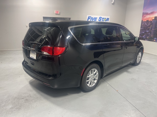 2025 Chrysler Voyager LX photo 5