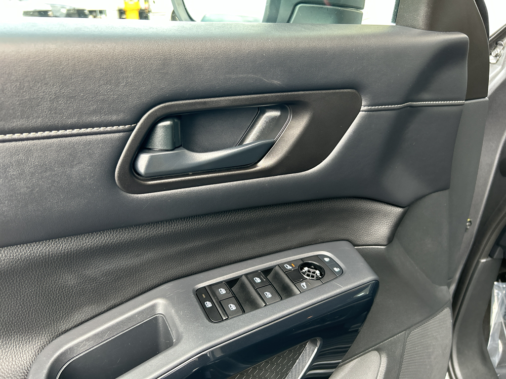 2024 Nissan Pathfinder SV photo 16
