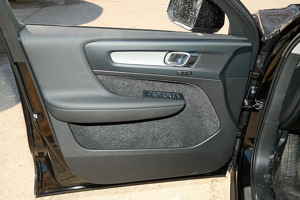 2026 VOLVO XC40 - Image 9