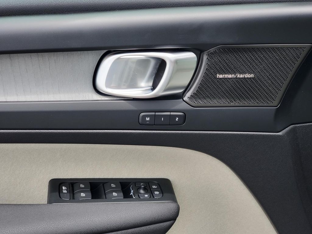 2026 Volvo XC40 photo 2