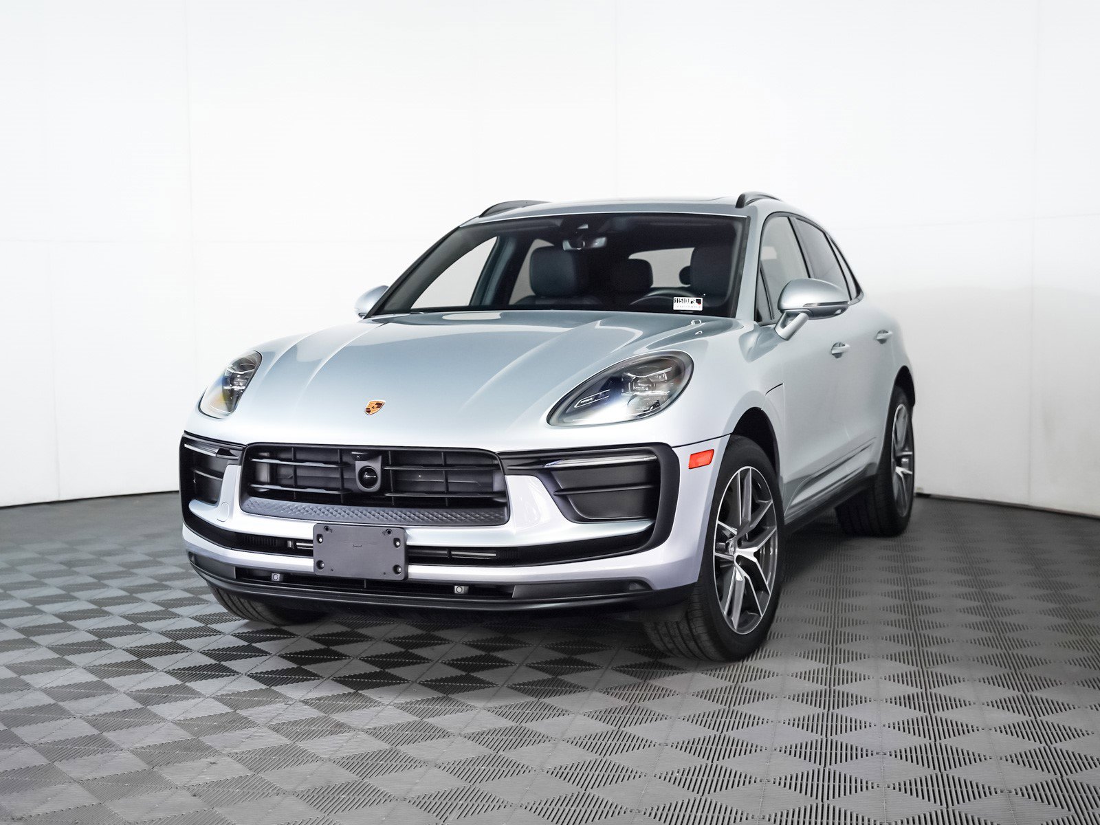 2025 Porsche Macan's photo