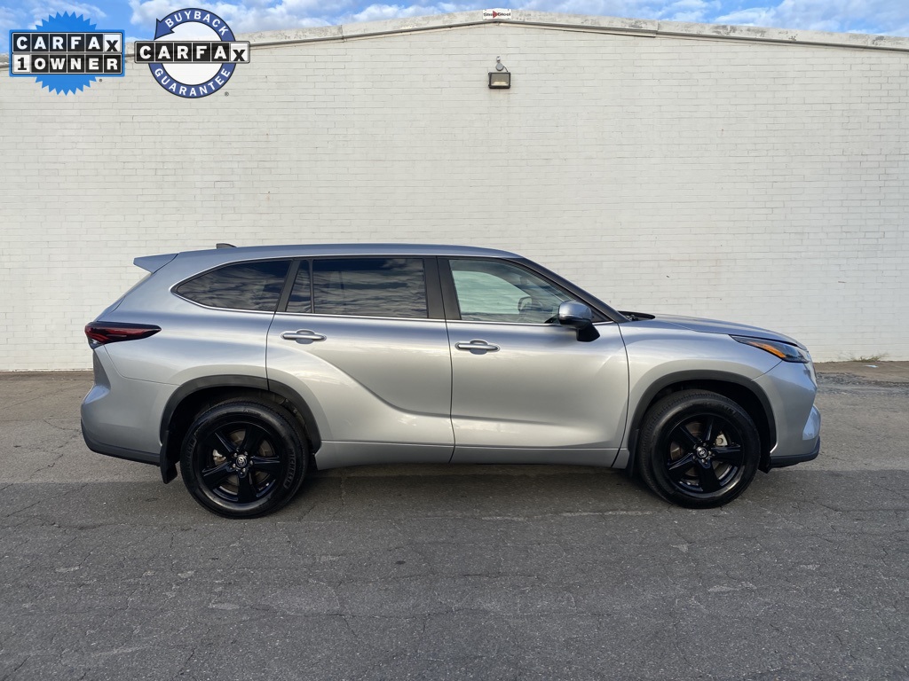 2024 Toyota Highlander LE's photo