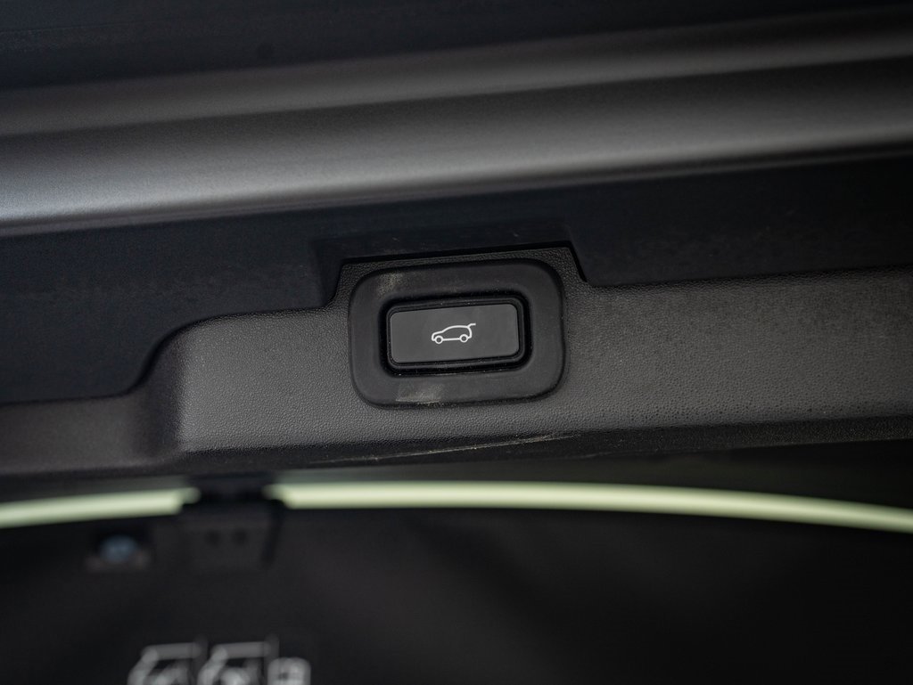 2023 Land Rover Discovery S R-Dynamic photo 16