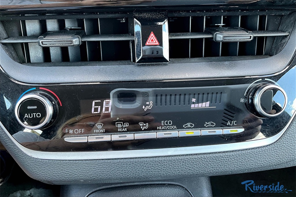 2021 Toyota Corolla LE photo 13