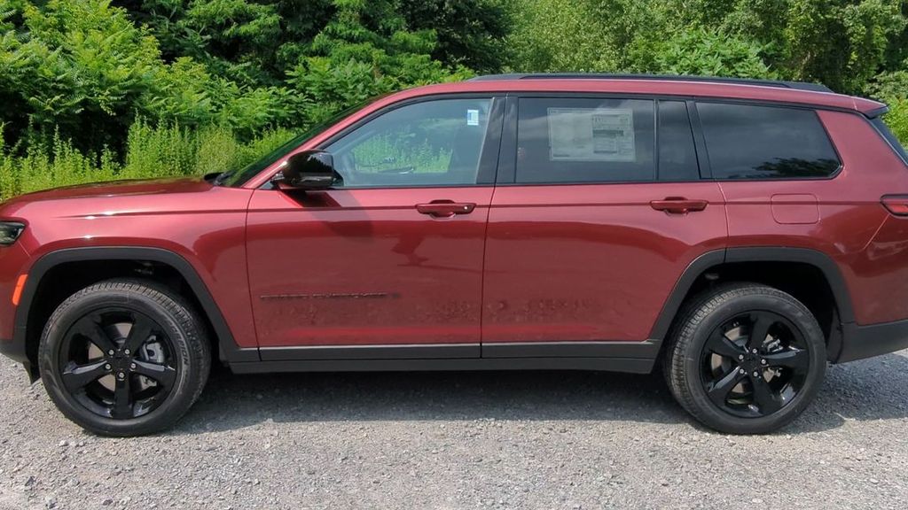 2025 Jeep Grand Cherokee Limited photo 3