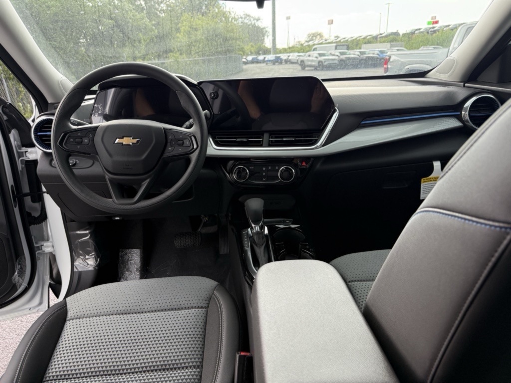 2025 Chevrolet Trax LT photo 3
