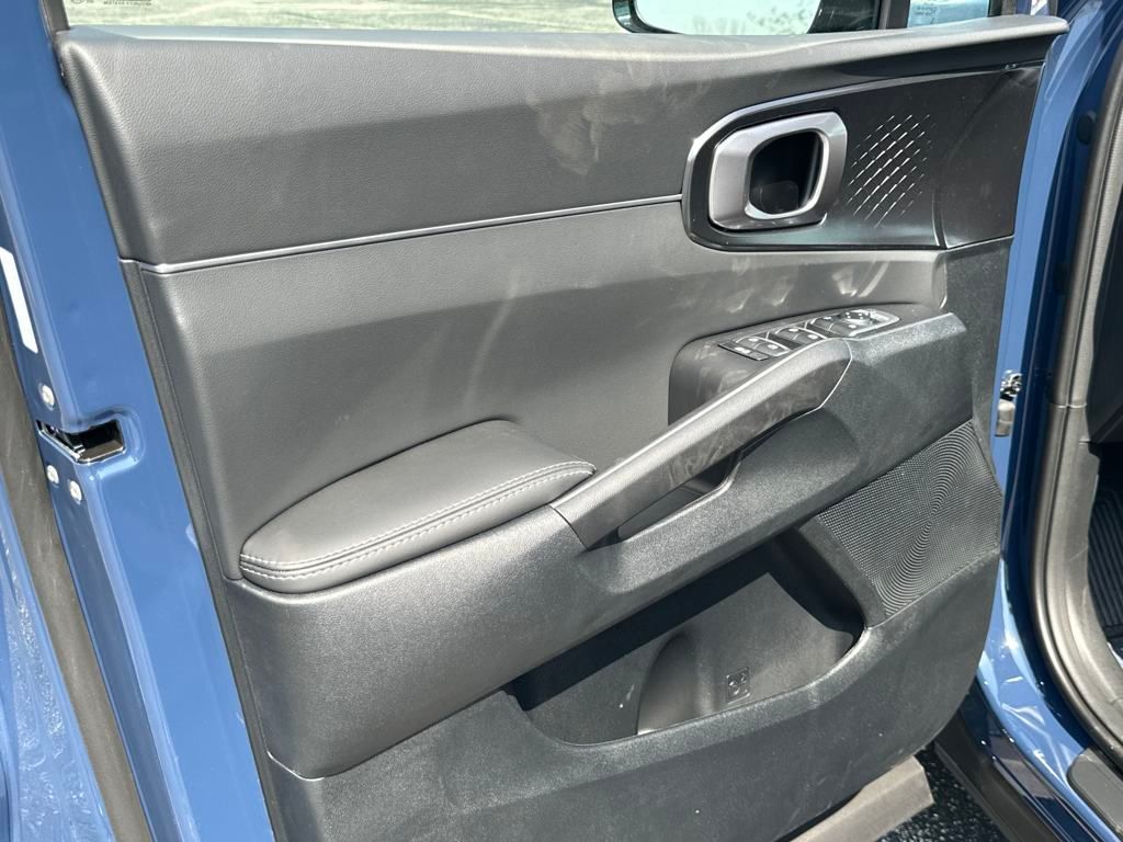 2025 Kia Sorento S photo 3